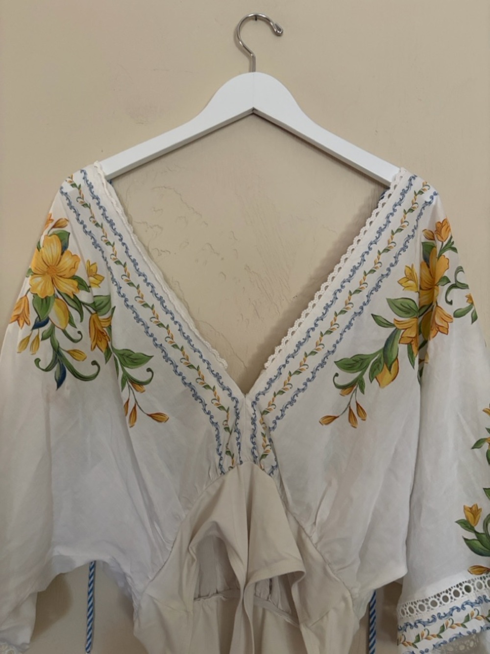 Farm Rio White Floral V-Neck Embroidered Body Suit. Excellent Condition! - Picture 3 of 7